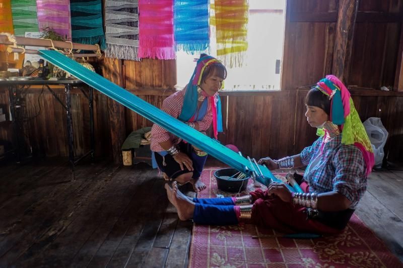 observar los oficios artesanales de las mujeres kayan (fuente vnexpress)