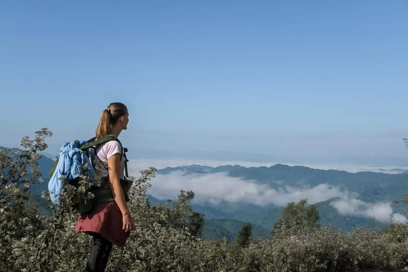 profiter le paysage à phonsaly, laos - source brunetteatsunset