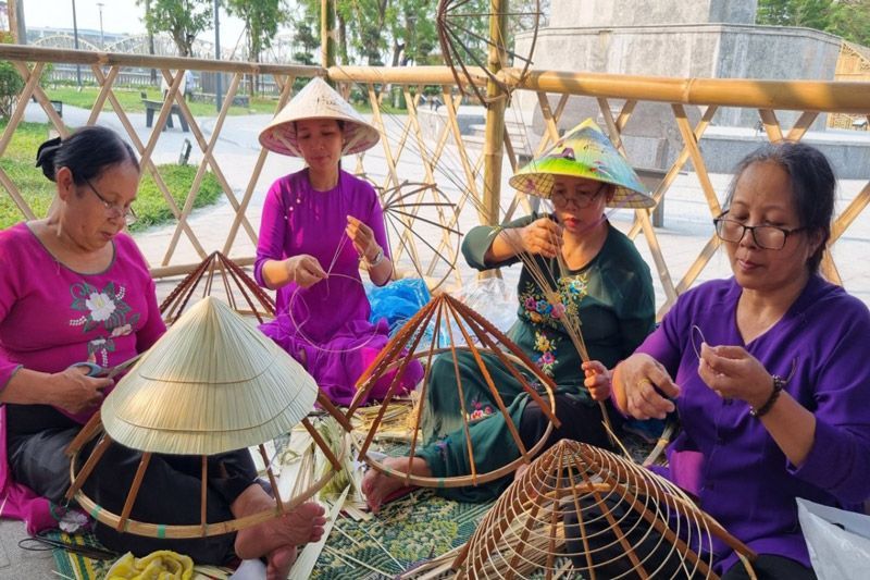 pueblos de artesanía de fabricación de sombreros cónicos - hue (fuente dangcongsan.vn)