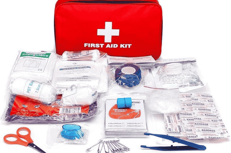 un kit de primeros auxilios de viaje portátil - fuente de imagen amazon