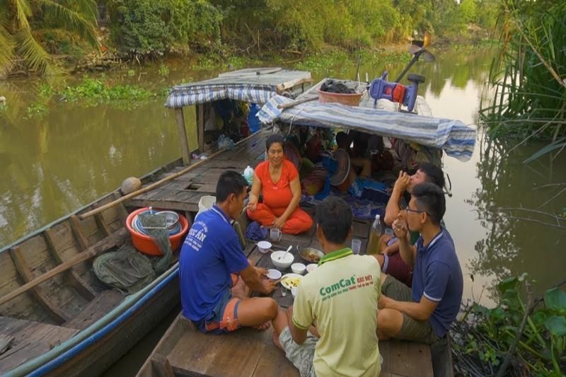 1 2 3 dzo - boire du riz vietnam sur le beateau (1)