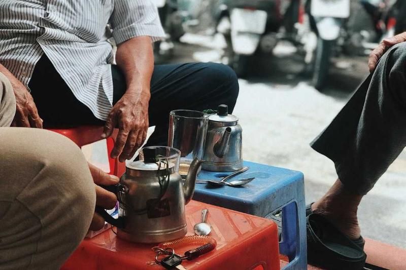 cafe de rue sur une petite chaise