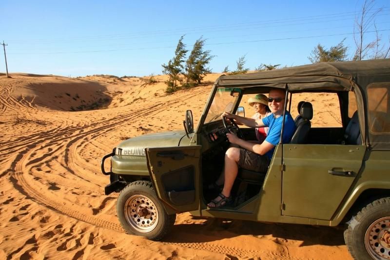 profiter le paysage a mui ne avec le jeep tour (Aucoeurvietnam)