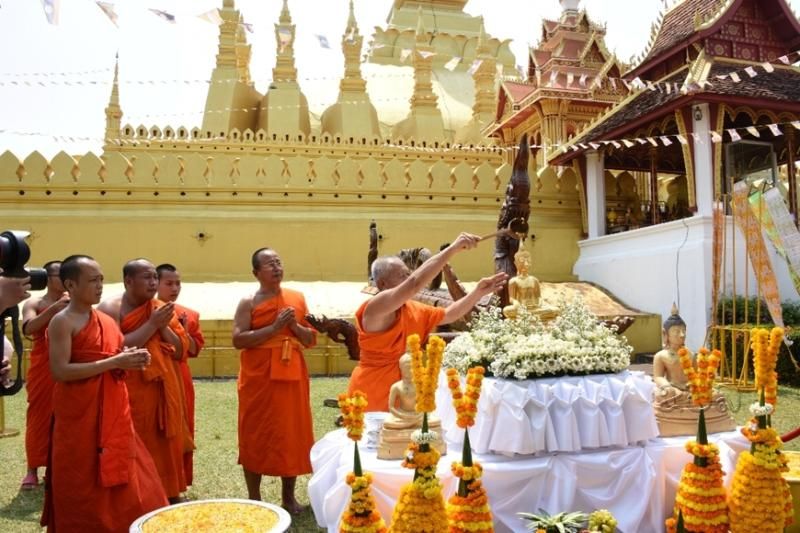 le pratique du bain des statues de bouddha dans le fete bunpimay - le nouvel an au laos (1)