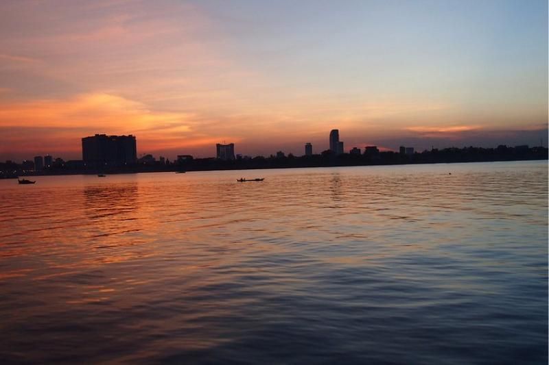 puesta de sol en el muelle de sisowath (fuente jocosa)