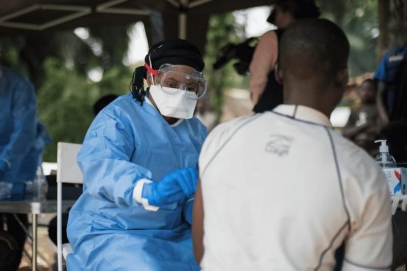 un agent de santé vaccine un habitant du village de bosolo, en république démocratique du congo. photo oms