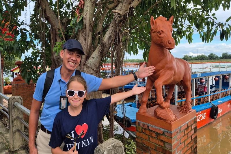 un photo tres joli entre guide et enfant d'une famille francais