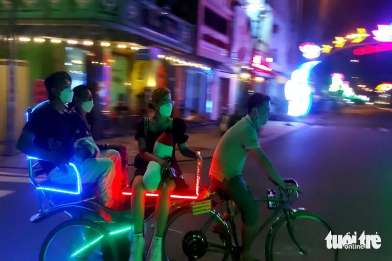 une courte visite de la ville en cyclo le soir - ảnh chí công