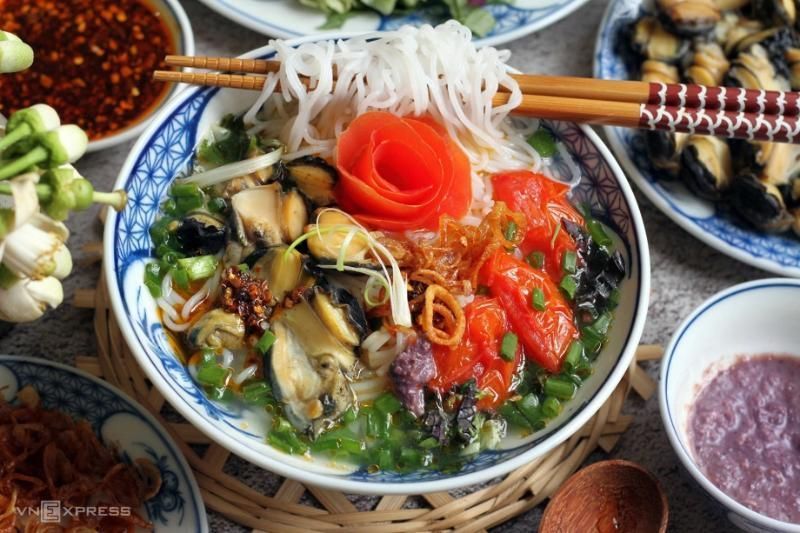 bún riêu ốc, una tradicional sopa vietnamita de fideos de arroz con caracoles, tomate y hierbas aromáticas