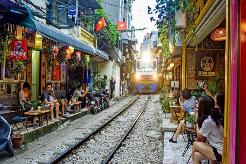 café al borde de la vía férrea (fuente bao saigon dau tu tài chinh)