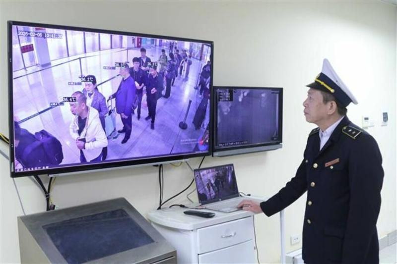 contrôle de la température corporelle des passagers entrant au vietnam par le poste frontière international de huu nghi, province de lang son (nord). (1)