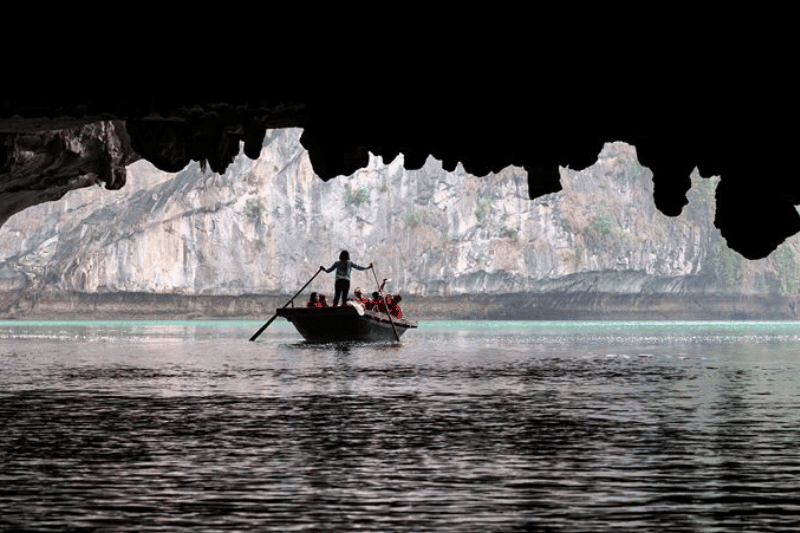 cueva oscura y cueva clara en la bahía de lan ha. foto capella (2)