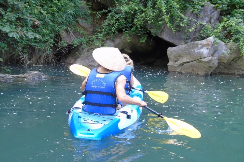 voyage au vietnam en famille – kayak halong - source Aucoeurvietnam