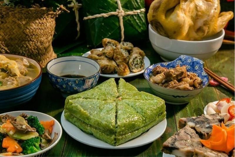 el banh chung está en la mesa en el norte de vietnam