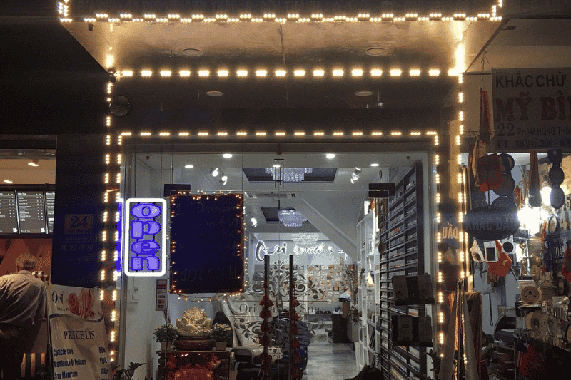fachada de ori nail & spa, un salón de uñas vietnamita con servicios de manicura y pedicura. (1)