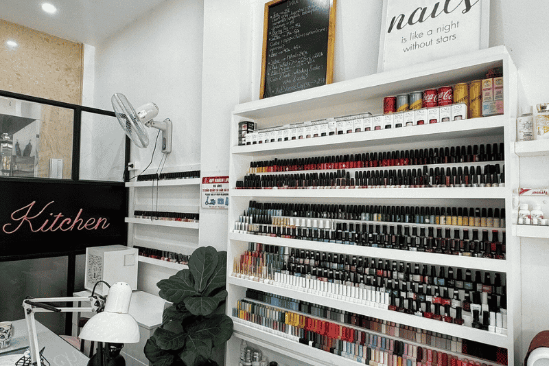 interior de nail kitchen 3 en hanói con una amplia colección de esmaltes para manicura.