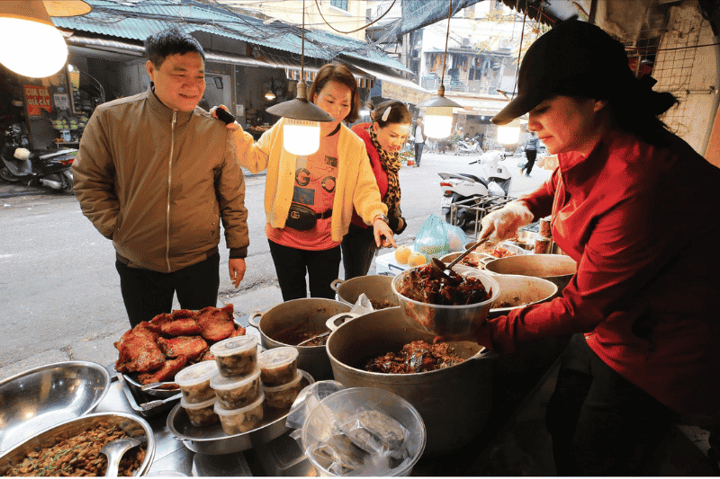 la comida callejera en vietnam forma parte de la vida cotidiana y ofrece una experiencia gastronómica única