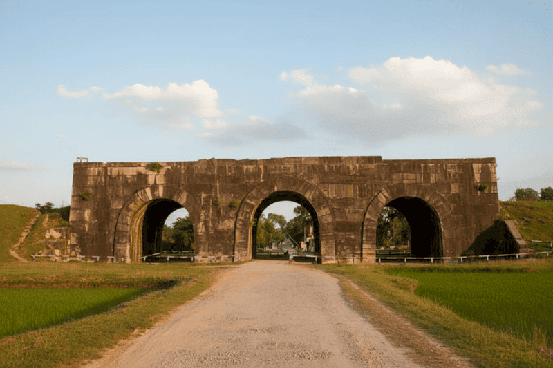 la imponente y sólida puerta sur de la ciudadela, con sus tres entradas