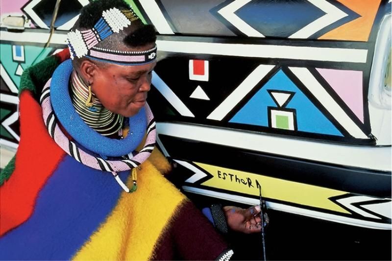 las-mujeres-jirafas-del-pueblo-ndebele-en-africa-fuente-el-diario-de-dan-toc-va-phat-trien (1)