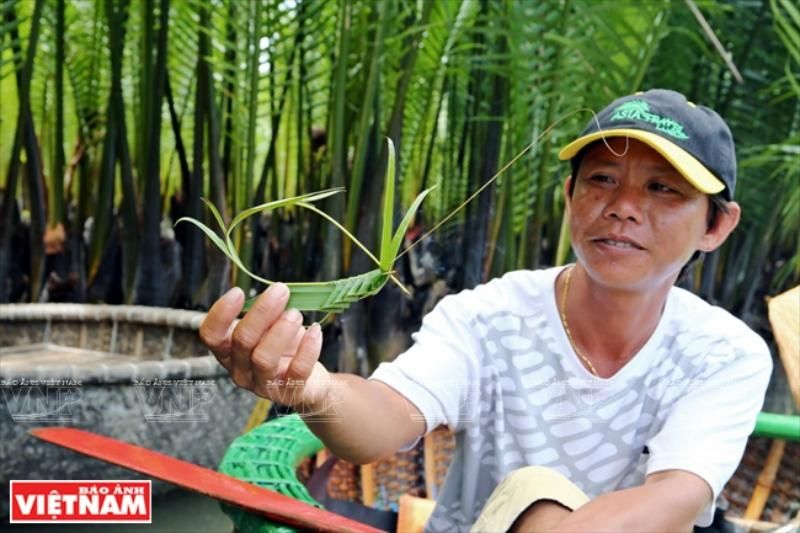 le guide-rameur de kouffa crée des animaux avec des vieilles feuilles de cocotier en guise de cadeau pour le touriste. (1)