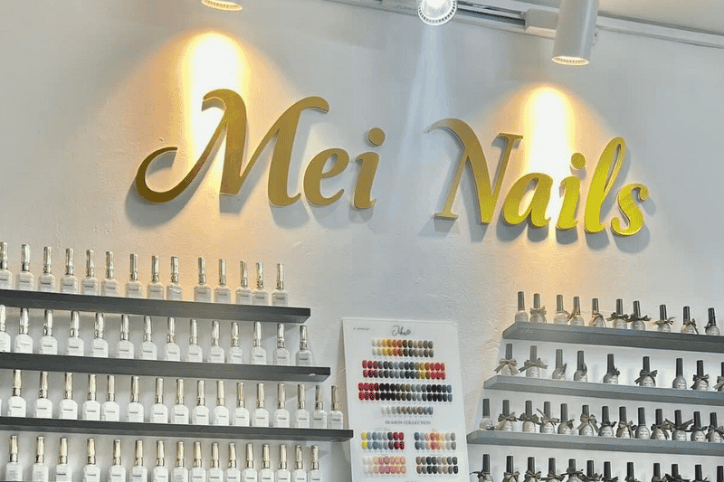 mei nails, uno de los salones de uñas de hanói, ofrece una gran variedad de colores y diseños para sus clientes