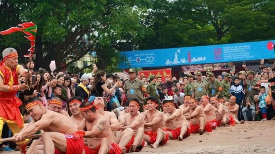 participantes en una competición tradicional de kéo co durante un festival cultural en vietnam (1) (1)