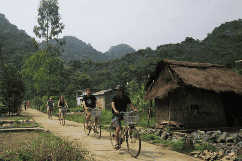 paseando en bicicleta por la aldea de viet hai. foto cat ba travel (1)