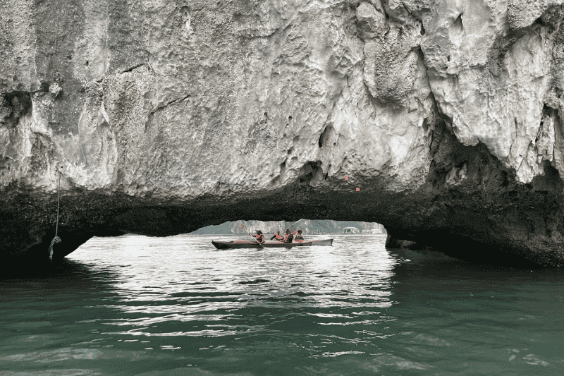 paseando en kayak por la cueva luon, en la bahía de lan ha. foto tâm anh
