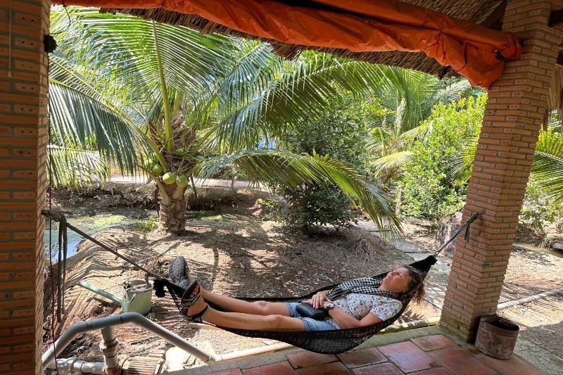 relajarse en un restaurante - café hamaca en el delta del mekong, al sur de vietnam