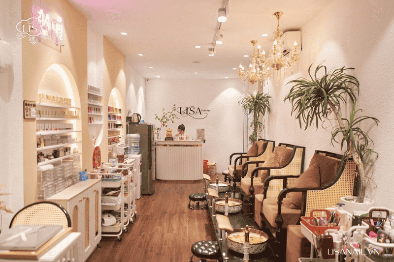 salón de uñas lisa nail & spa con cómodos sillones para pedicura y una decoración moderna