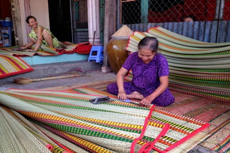 tejido de alfombras - una de las artesanías en el delta del mekong (fuente ghd)