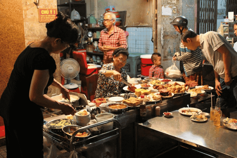 como elegir comida callejera segura en Vietnam