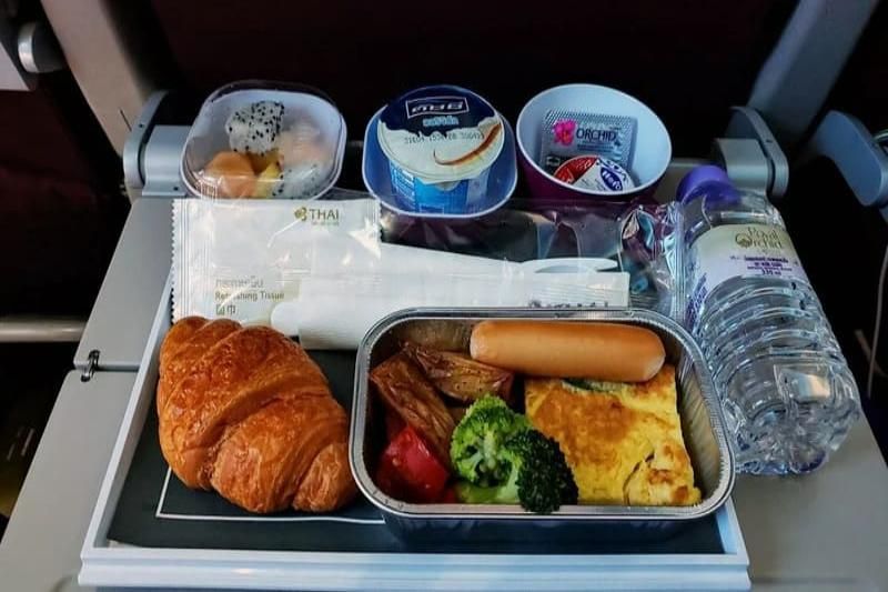 un petit- déjeuner de thai airways (1)