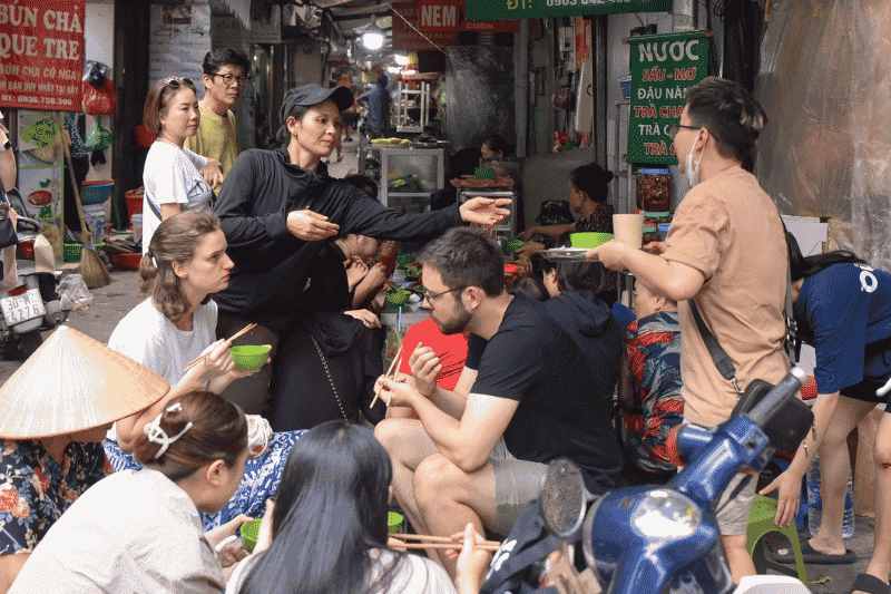 viajeros disfrutando de la comida callejera en vietnam (1)