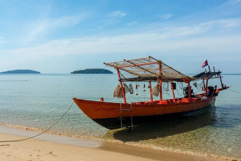 pour rejoindre l’île, il faut louer un bateau et n’oubliez pas l’horaire du départ pour ne pas être en retard
