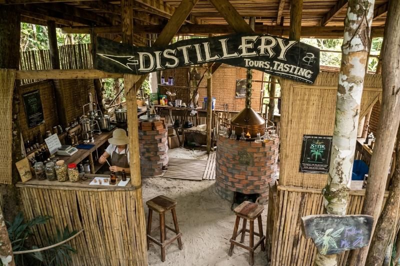 Distillerie Syn, atelier de production d’absinthe. - Source Aucoeurvietnam 