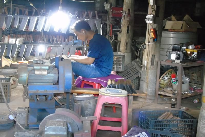 visite d’une famille spécialisée dans la fabrication de couteaux lors d’une randonnée à cao bằng. (source Aucoeurvietnam)