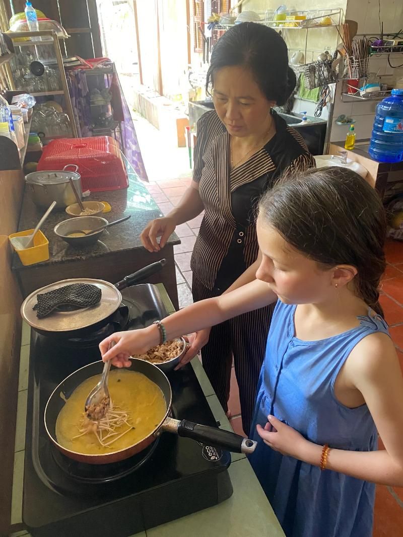 vivre d'experience de cuisiner le plat vietnamien