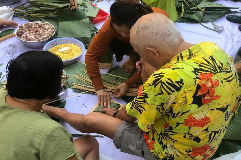 Atelier de confection du bánh chưng pendant le Têt : tourisme expérientiel  créatif avec AucoeurVietnam