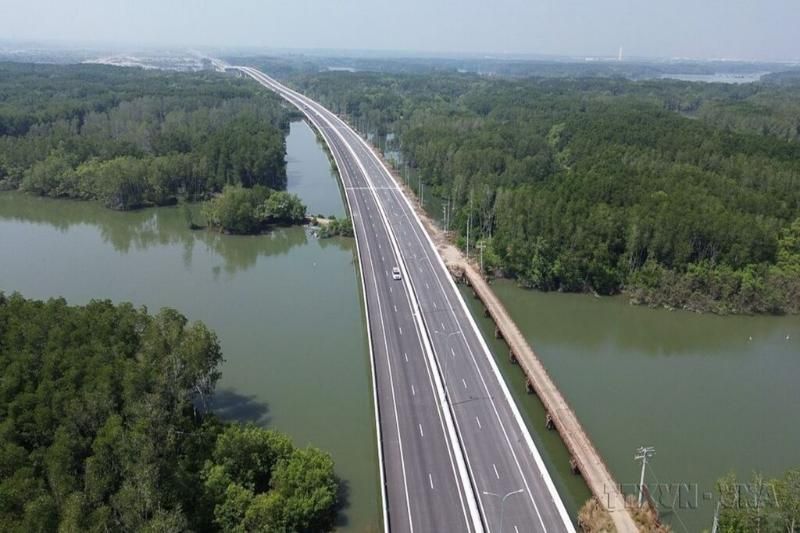 l’autoroute bên luc - long thành traverse une zone de mangroves dans la commune de phuoc an, ville de dông nai (sud). (2)